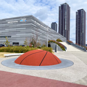 福岡県福岡市-福岡市総合体育館前の巨大なバスケットボールのオブジェ（撮影日：2025年1月8日）