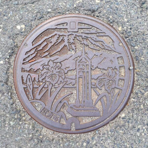 鳥取県日野郡江府町-カリヨンタワーとアヤメのマンホール（撮影日：2024年6月12日）