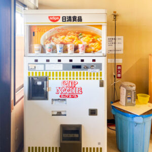 島根県出雲市-コインレストランコウラン カップヌードル自販機（撮影日：2024年8月15日）